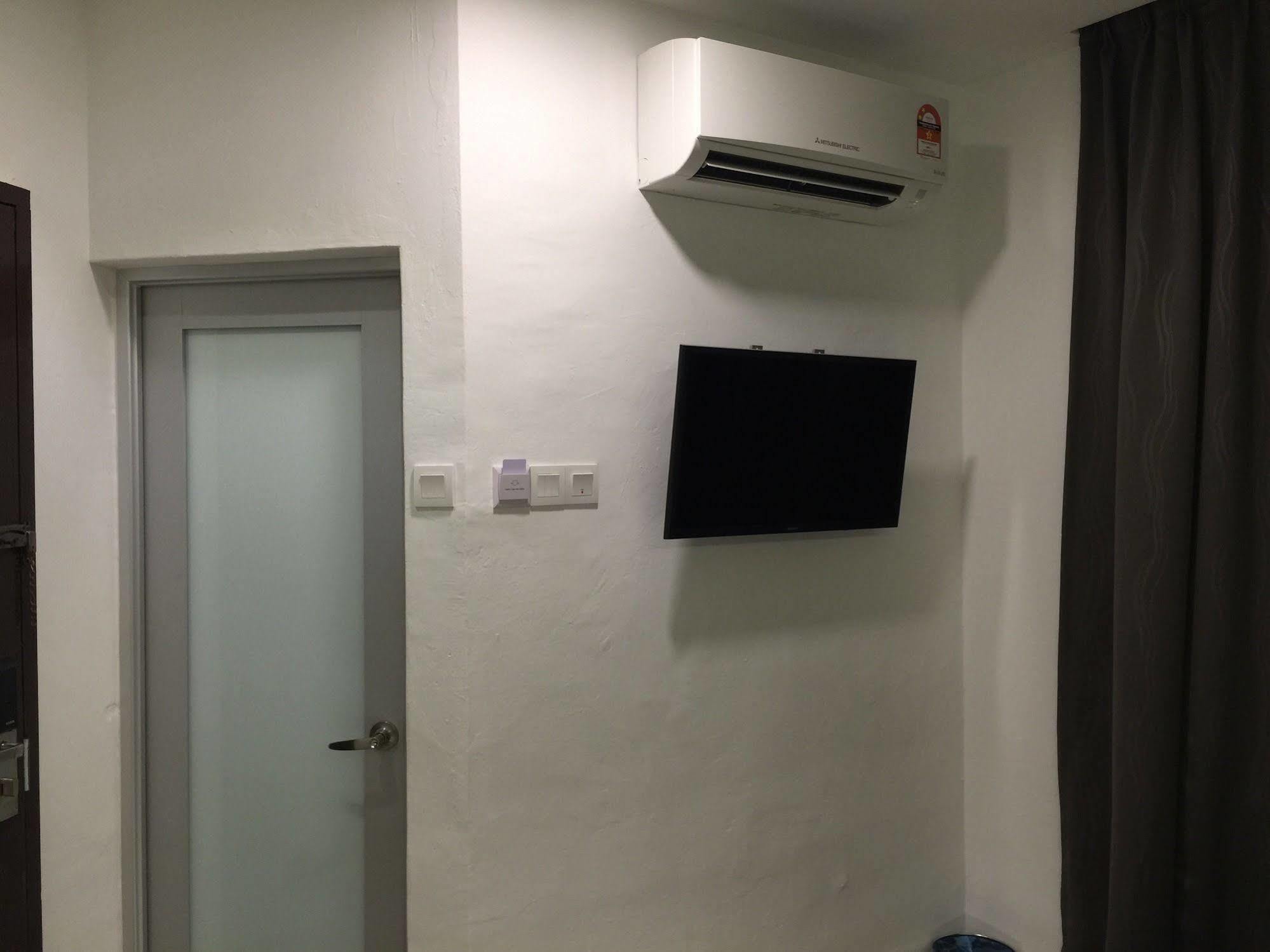 The Oikos Hotel Pontian Kecil Eksteriør bilde