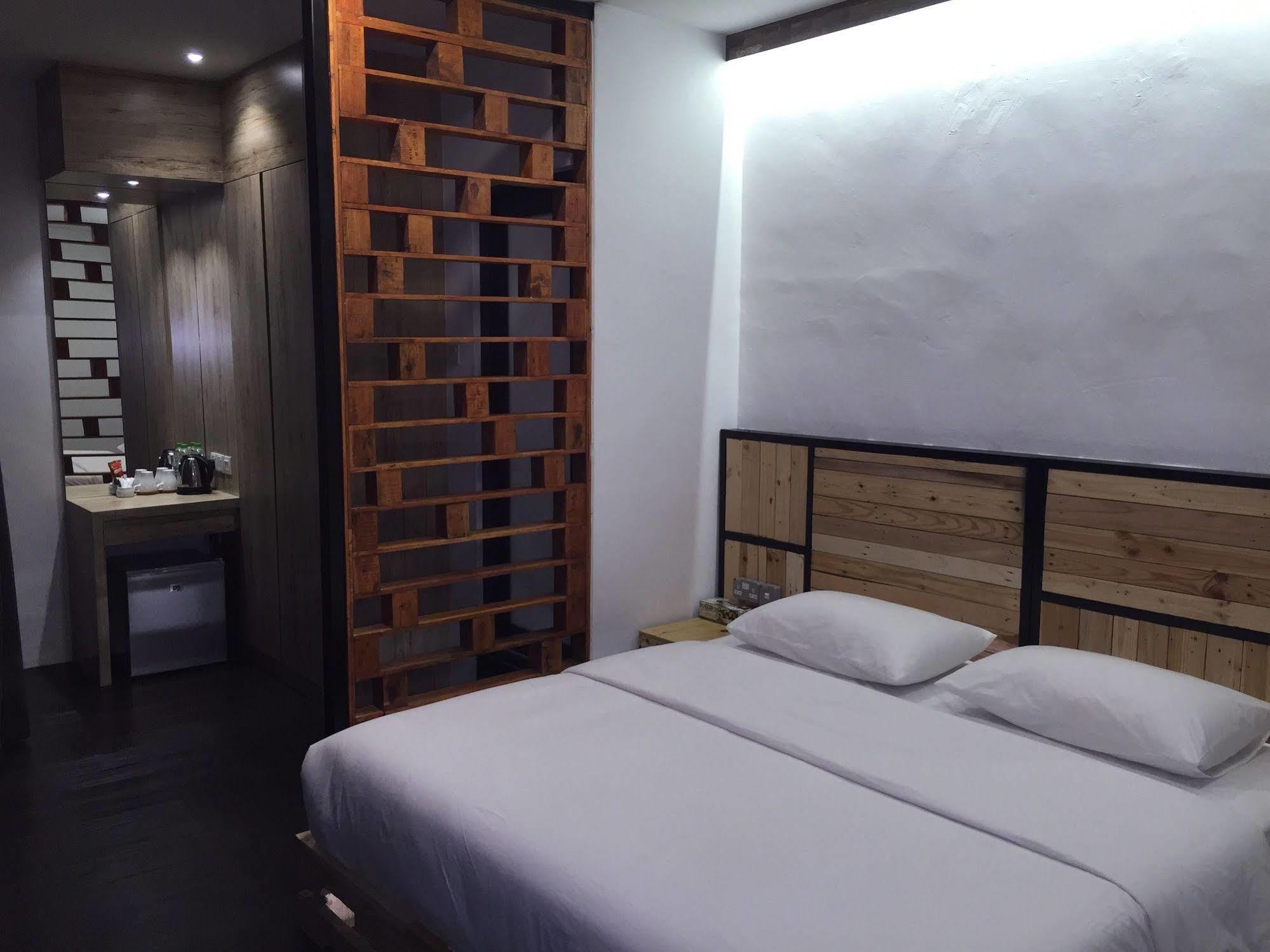 The Oikos Hotel Pontian Kecil Eksteriør bilde