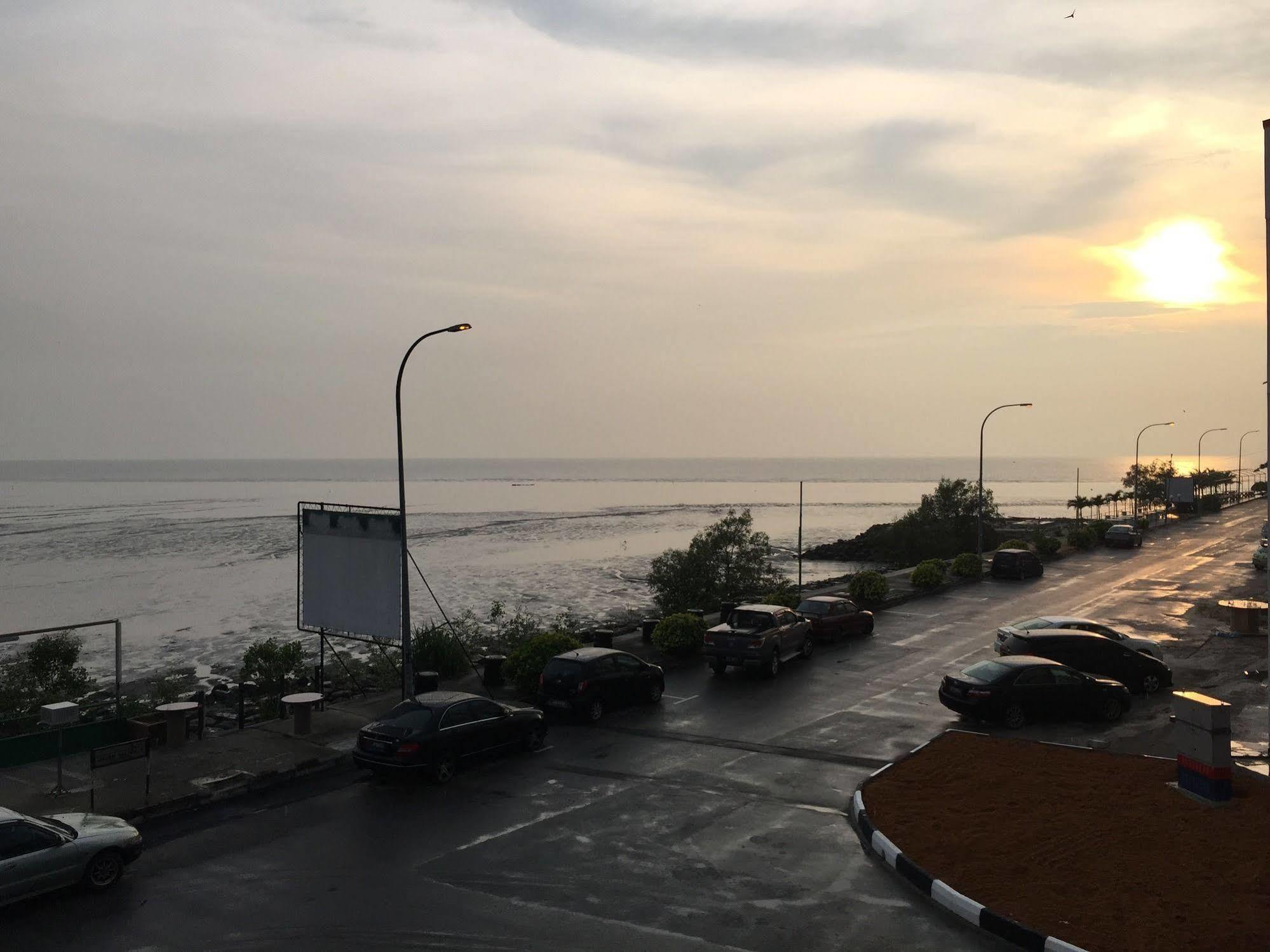 The Oikos Hotel Pontian Kecil Eksteriør bilde