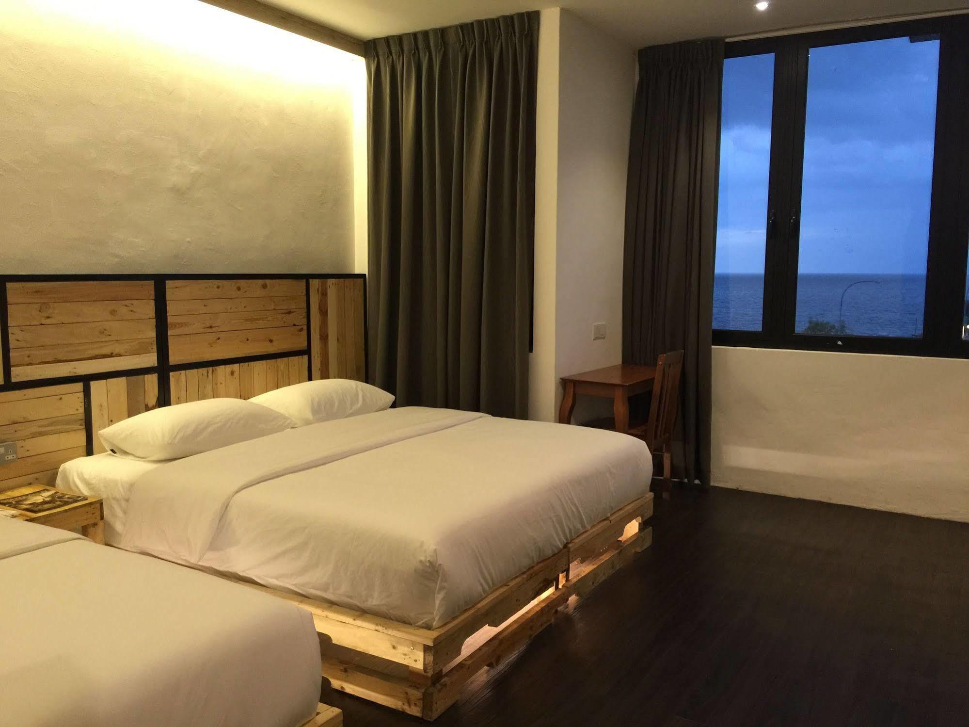 The Oikos Hotel Pontian Kecil Eksteriør bilde
